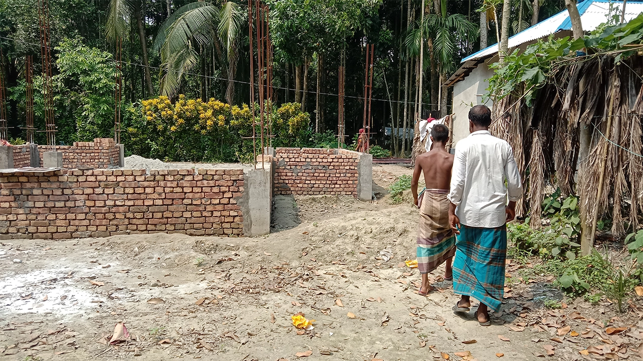 রাস্তার ওপর বাড়ি নির্মাণ। ছবি : কালবেলা