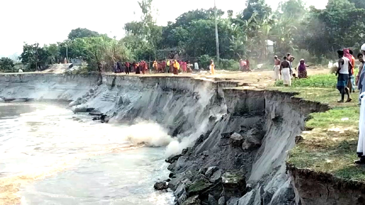 সিরাজগঞ্জে যমুনার তীরে ভাঙন। ছবি : কালবেলা