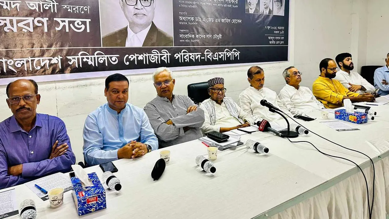 জাতীয় প্রেসক্লাবে এক স্মরণ সভায় বিএনপির স্থায়ী কমিটির সদস্য ব্যারিস্টার জমির উদ্দিন সরকার। ছবি : কালবেলা