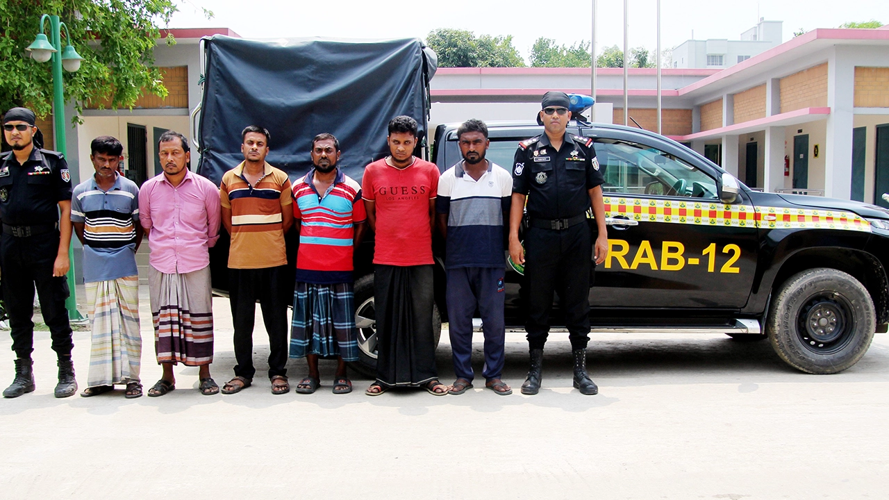 গাফ্ফার খুনের মামলায় র‌্যাবের অভিযানে গ্রেপ্তার ৬ আসামি। ছবি : কালবেলা