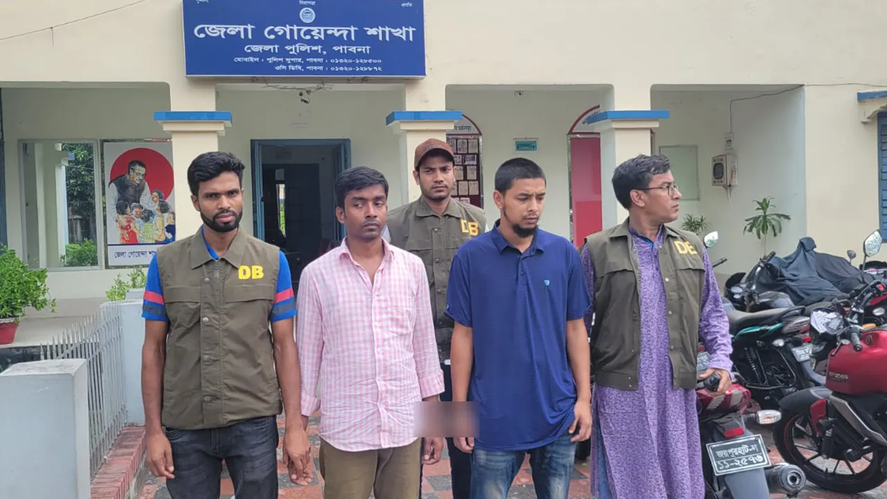 সুমন ও রবিকে গ্রেপ্তার করে ডিবি। ছবি : কালবেলা
