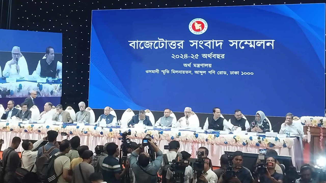বাজেটোত্তর সংবাদ সম্মেলনে অতিথিরা। ছবি : কালবেলা