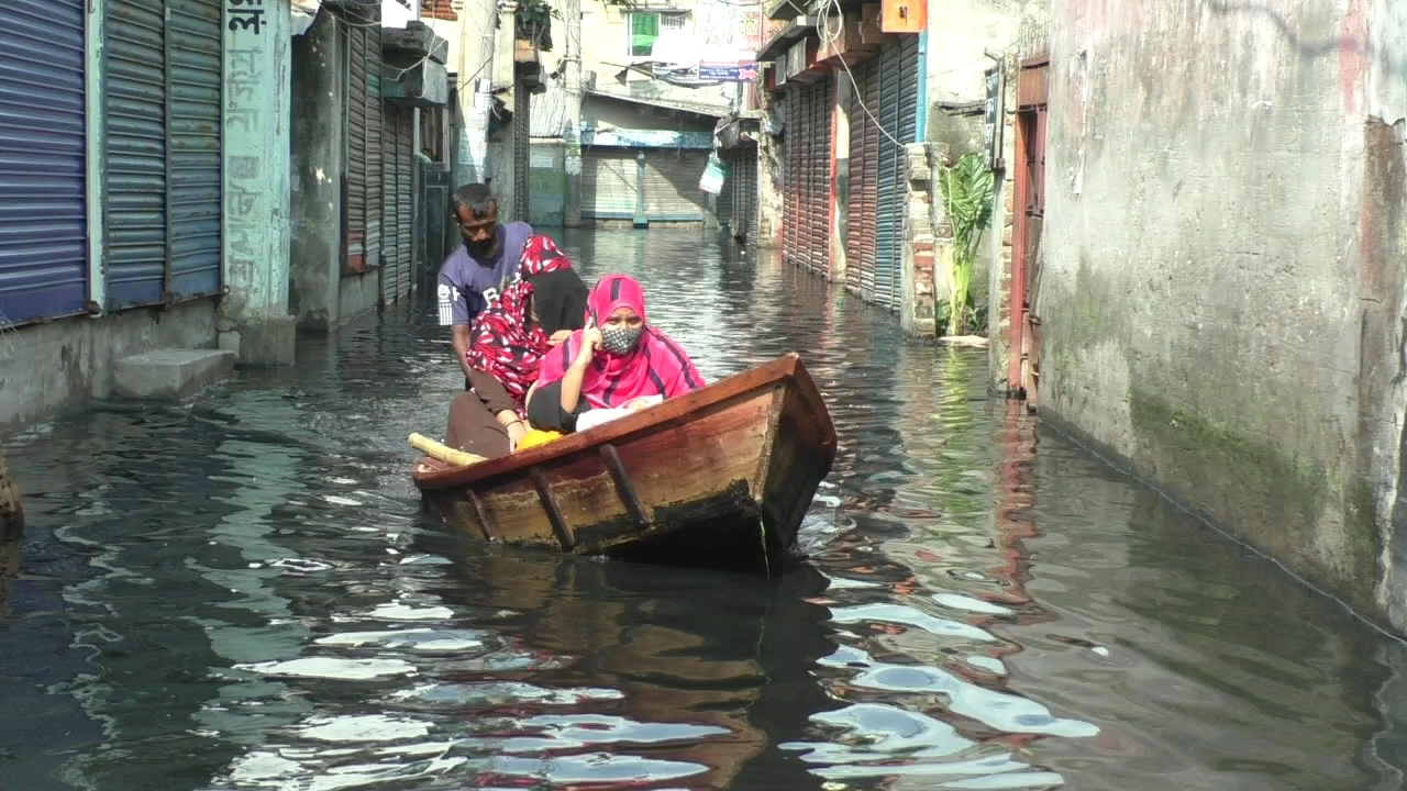 নারায়ণগঞ্জের ফতুল্লার নিচু এলাকার সড়কে জলাবদ্ধতা, নৌকায় যাতায়াত করছেন স্থানীয়রা। ছবি : কালবেলা