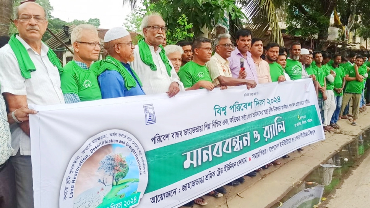 চট্টগ্রামে বক্তব্য রাখছেন জাহাজভাঙা শ্রমিক ট্রেড ইউনিয়ন ফোরামের আহ্বায়ক বীর মুক্তিযোদ্ধা তপন দত্ত। ছবি : কালবেলা