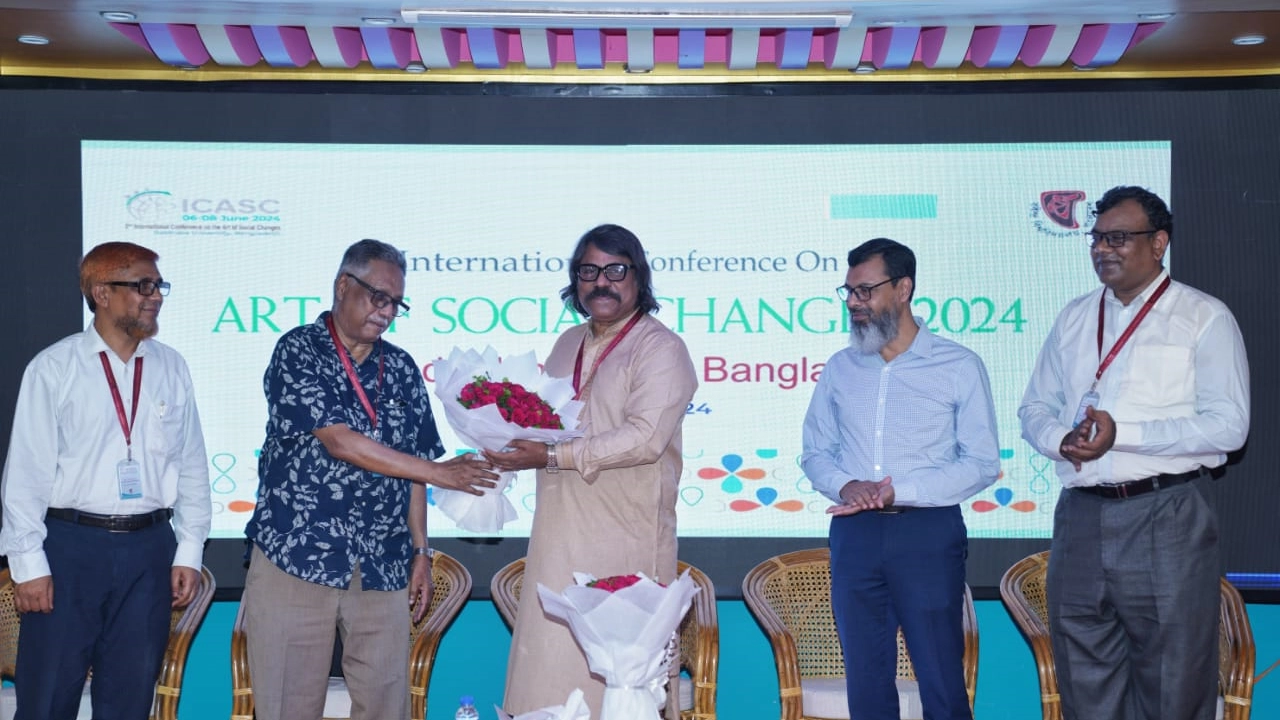 রবীন্দ্র বিশ্ববিদ্যালয়ে তিনদিনব্যাপী আন্তর্জাতিক কনফারেন্সে আগত অতিথিদের ফুল দিয়ে বরণ করেন উপাচার্য প্রফেসর ড. শাহ আজম। ছবি : কালবেলা