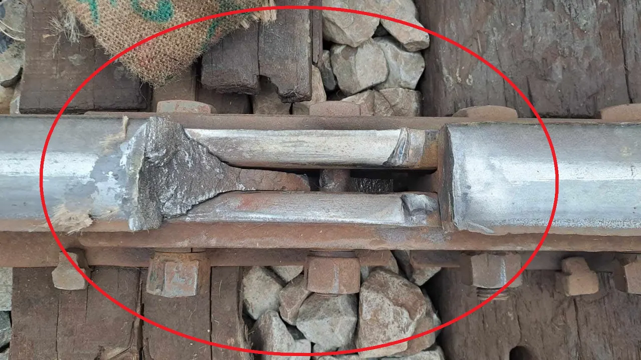 রেললাইনের ভাঙা অংশ। ছবি : কালবেলা