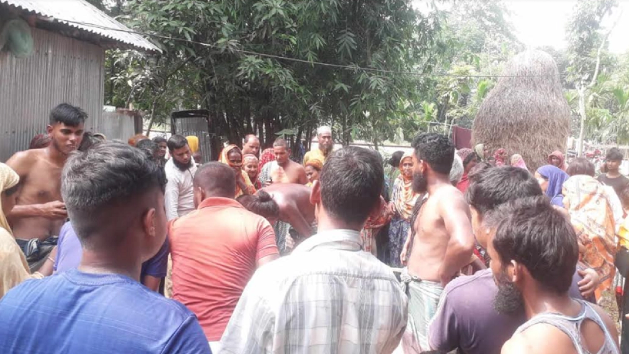 ট্রেনের ধাক্কায় নিহত যুবকের বাড়িতে স্থানীয়দের ভিড়। ছবি : কালবেলা