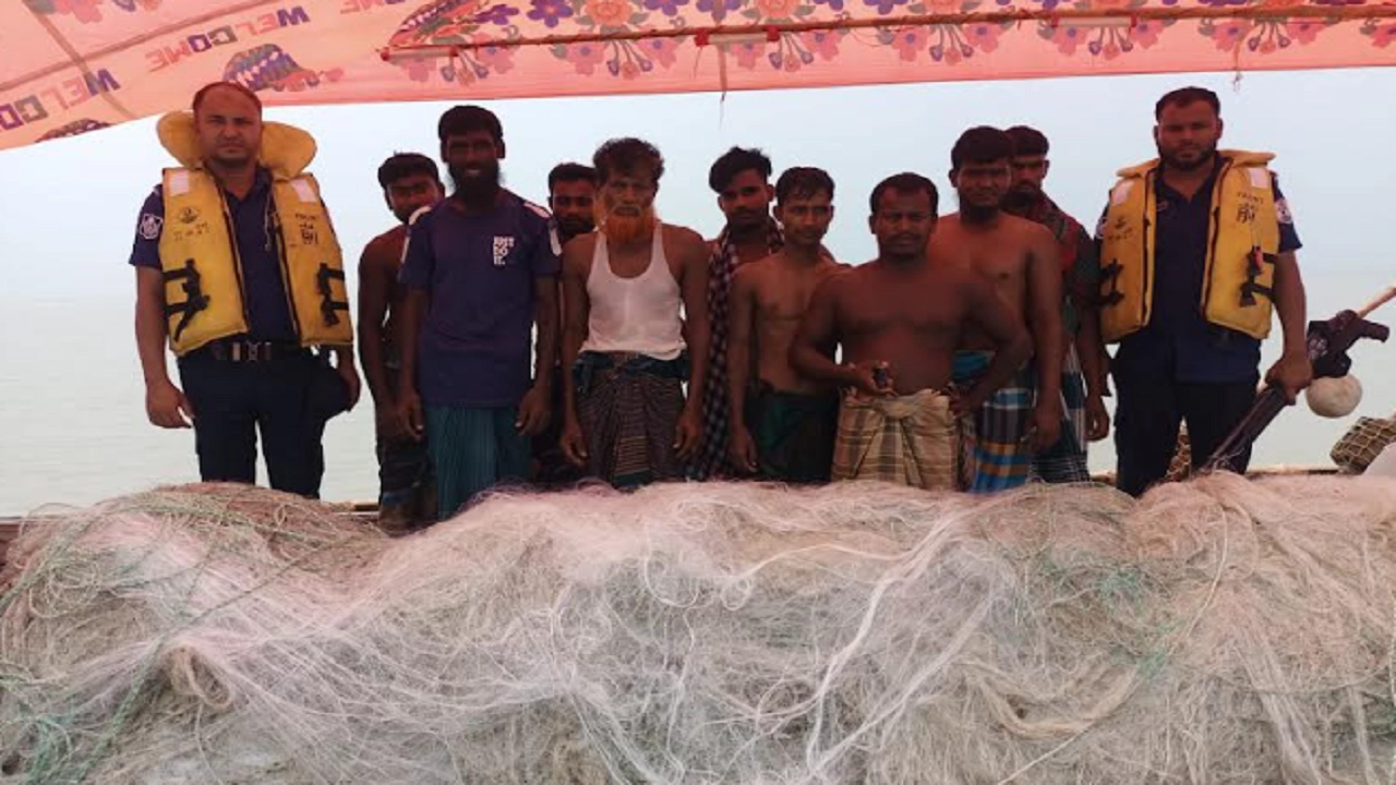 হাইমচরে অবৈধ কারেন্ট জালসহ ১০ জেলেকে গ্রেপ্তার করেছে নৌপুলিশ। ছবি : কালবেলা