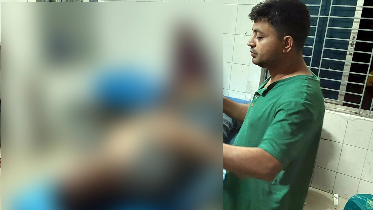 হাসপাতালে চিকিৎসা নেন আহত সাংবাদিক। ছবি : কালবেলা