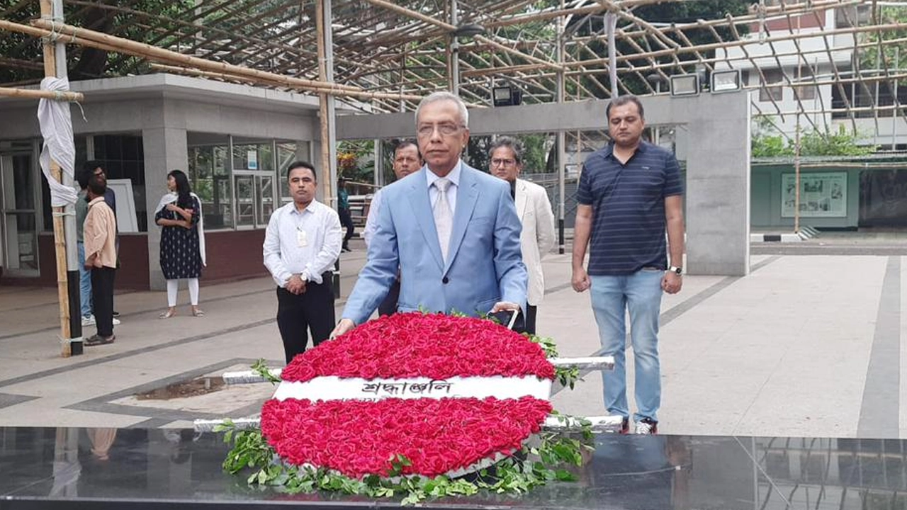 বঙ্গবন্ধু শেখ মুজিবুর রহমানের প্রতিকৃতিতে শ্রদ্ধা জানান মো. নাঈমুল ইসলাম খান। সৌজন্য ছবি