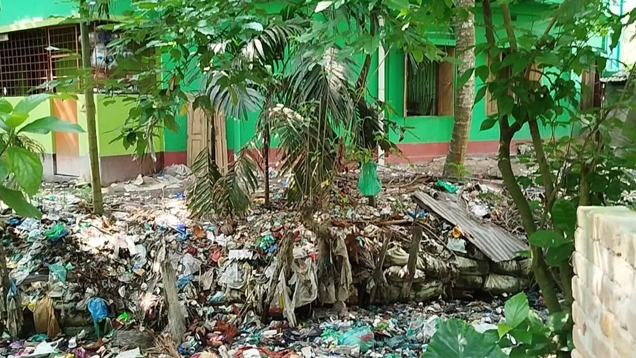 সরকারি খাল দখল করে বাড়ি নির্মাণ। ছবি : কালবেলা