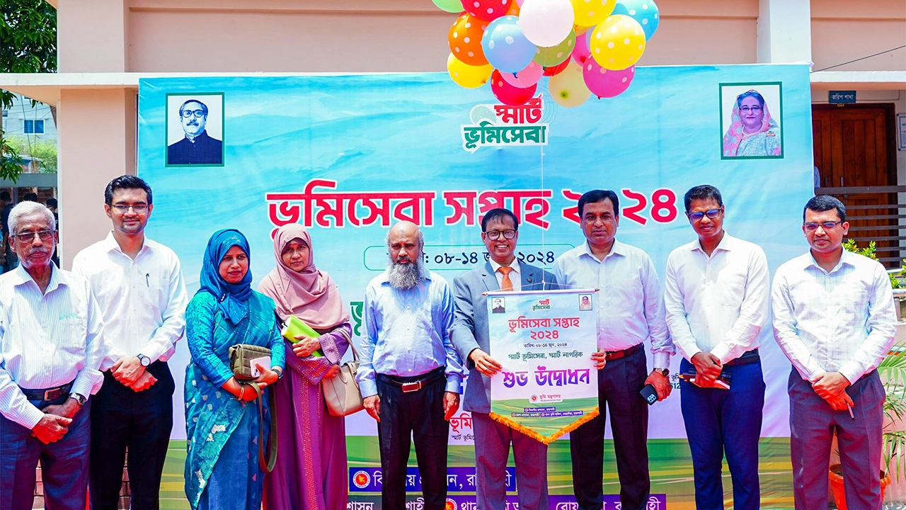 ভূমিসেবা সপ্তাহ ২০২৪ উদ্বোধনী অনুষ্ঠানে রাজশাহী বিভাগীয় কমিশনার ড. মুহাম্মদ হুমায়ুন কবির। ছবি : কালবেলা