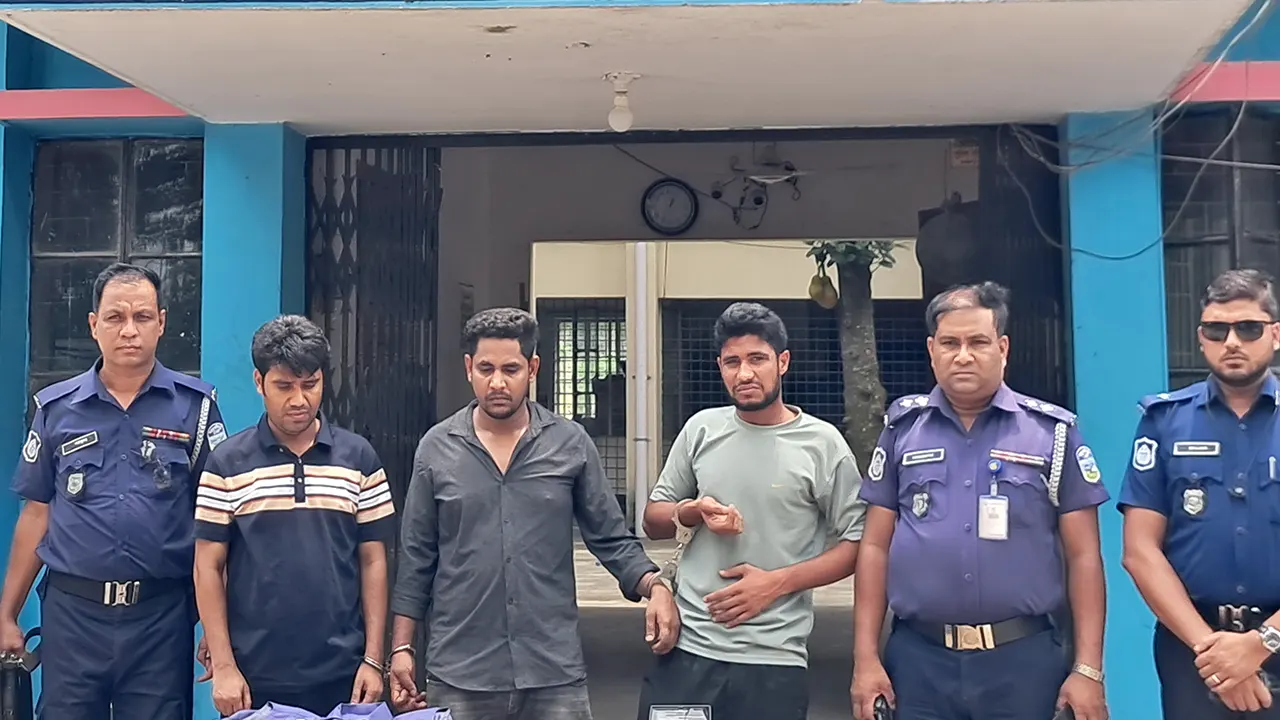 পুলিশ পরিচয়ধারী ৩ ব্যক্তিকে আটক করে পুলিশ। ছবি : কালবেলা
