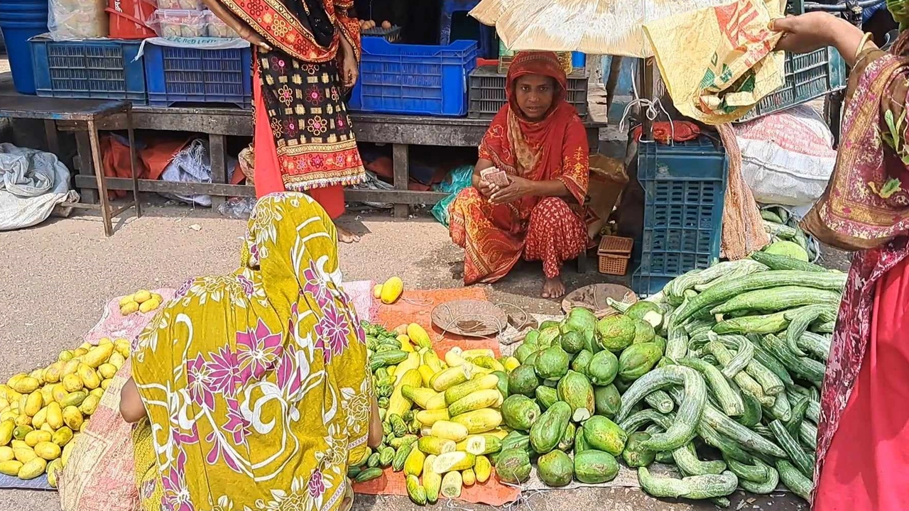 নারী ক্রেতা-বিক্রেতাদের পদচারণায় মুখরিত চাঁদপুরের বৌবাজার। ছবি : কালবেলা
