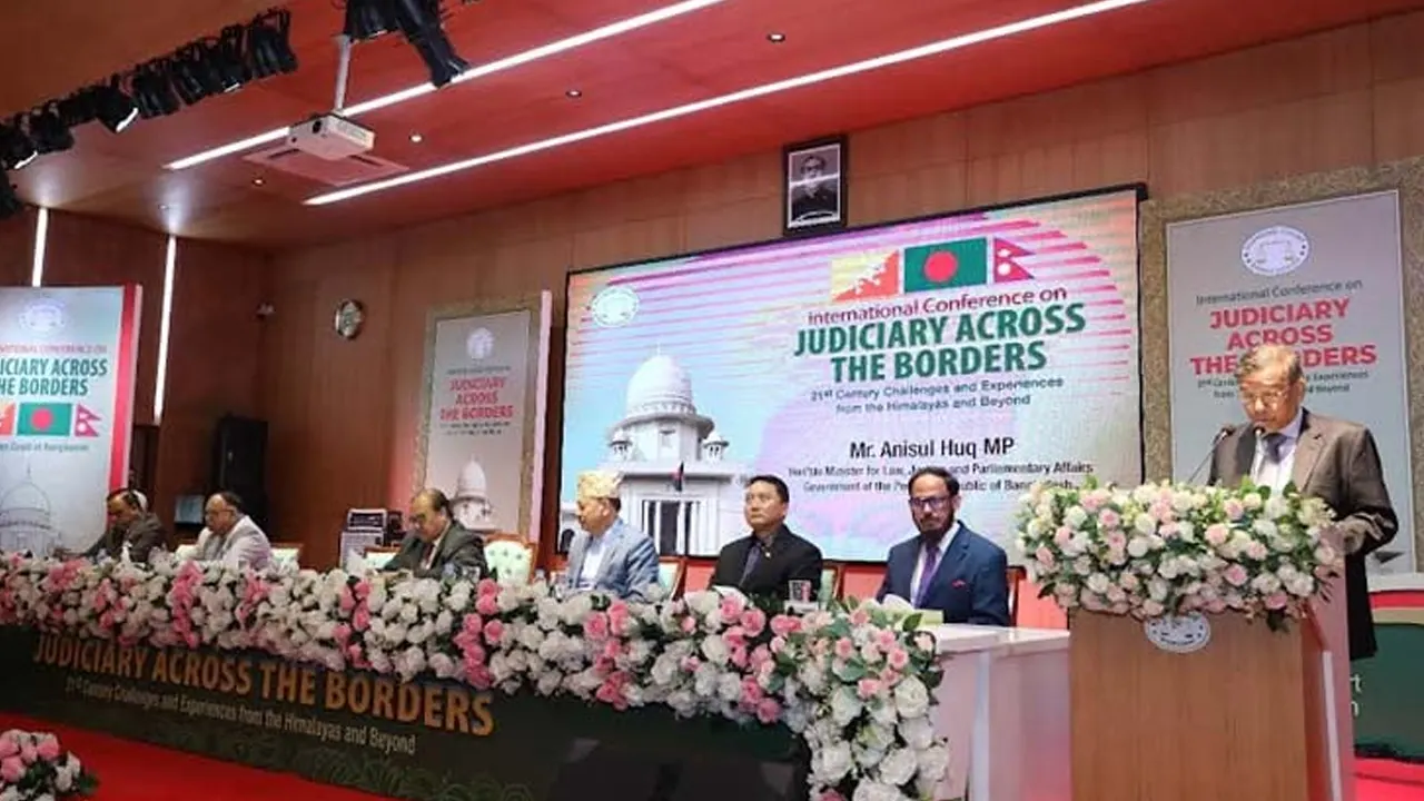 সুপ্রিম কোর্ট অডিটরিয়ামে আয়োজিত এক অনুষ্ঠানে আইনমন্ত্রী আনিসুল হক। ছবি : সংগৃহীত
