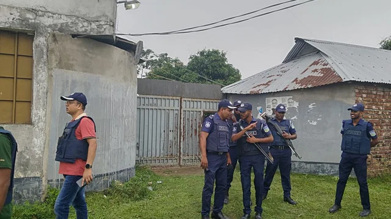জঙ্গি আস্তানা সন্দেহে নেত্রকোনা সদর উপজেলার কাইলাটি ইউনিয়নের ভাসাপাড়ায় একটি বাড়ির বাইরে পুলিশের সতর্ক অবস্থান। ছবি : সংগৃহীত