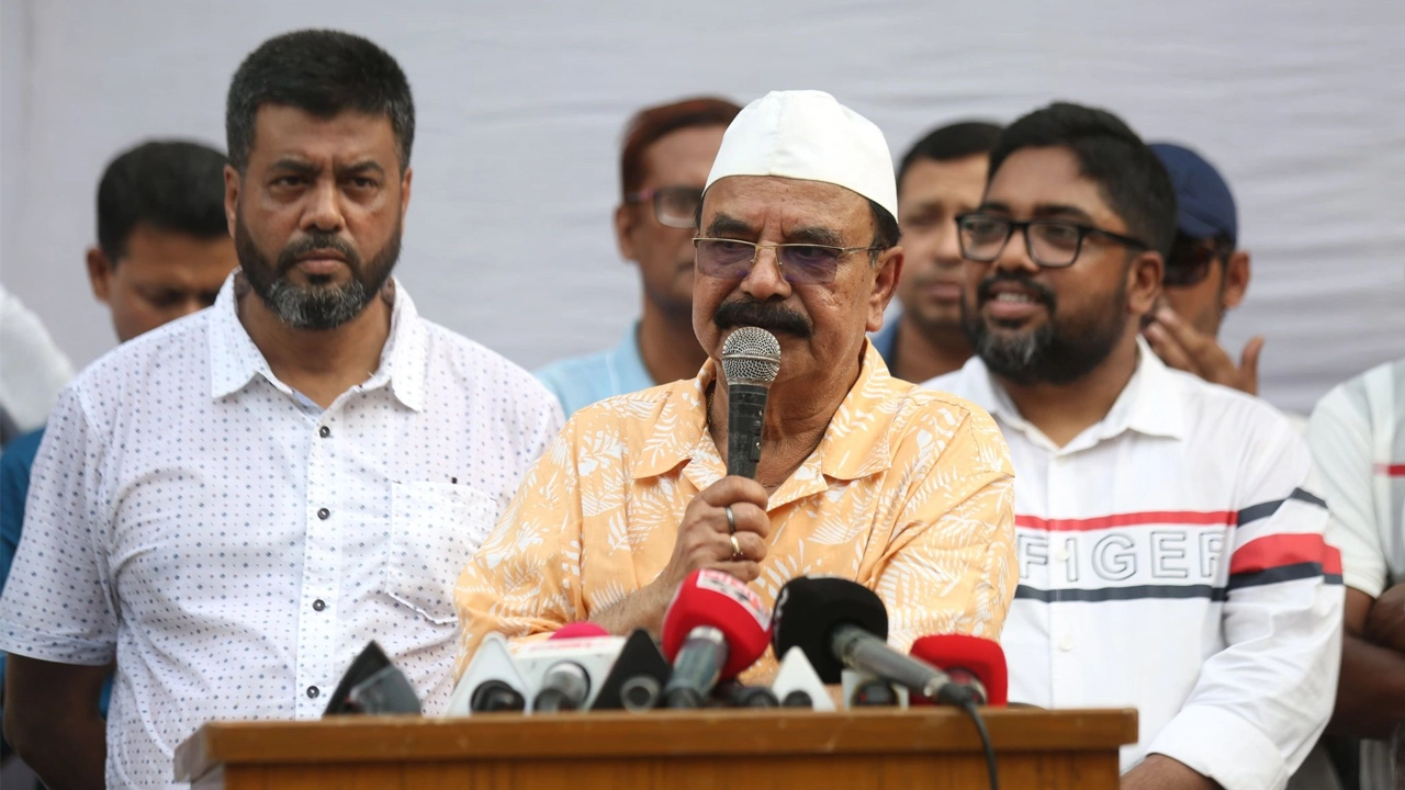নয়াপল্টনে এক মানববন্ধনে বক্তব্য দেন গয়েশ্বর চন্দ্র রায়। ছবি : কালবেলা
