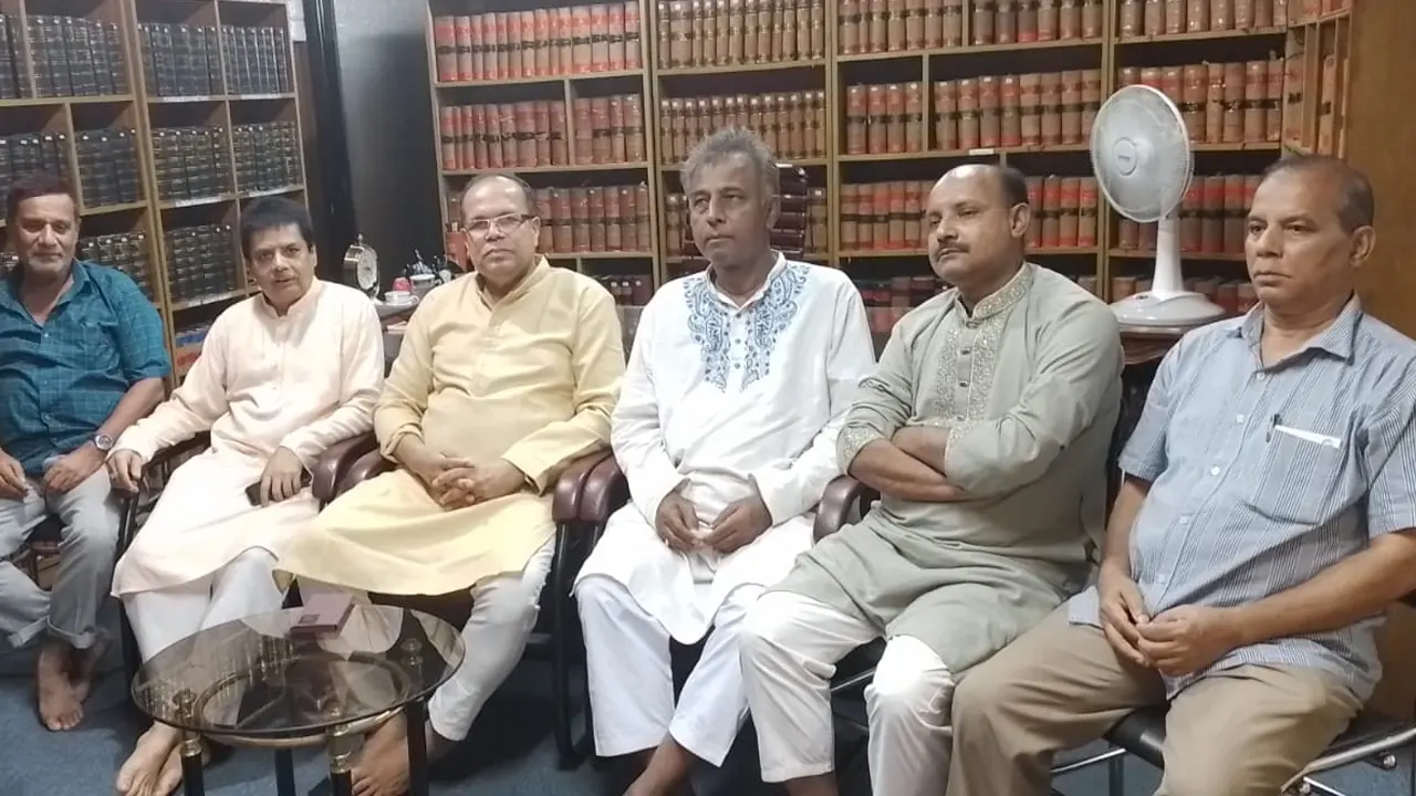রাজধানীর মতিঝিলে এনপিপি চেয়ারম্যানের অস্থায়ী কার্যালয়ে দলের কেন্দ্রীয় কমিটির জরুরি সভায় উপস্থিত নেতারা। ছবি : কালবেলা