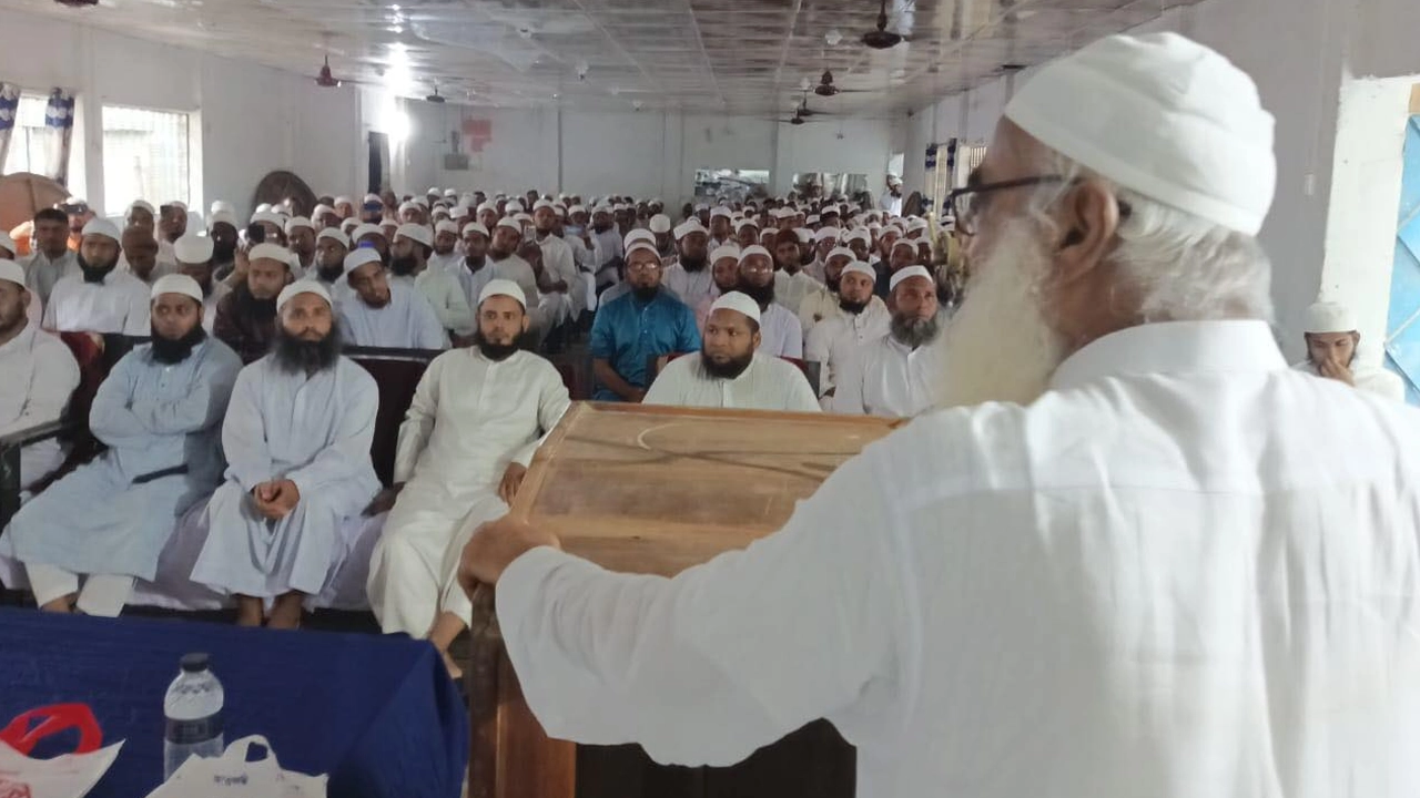 খতমে নবুওয়ত সম্মেলনে অতিথিরা। ছবি : কালবেলা