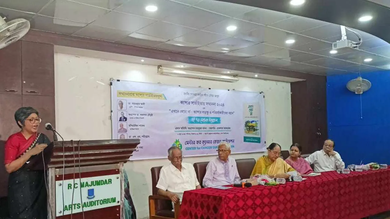 ক্যানসার সার্ভাইবার দিবস উপলক্ষে পাঁচজন সার্ভাইবারকে সম্মাননা প্রদান করেছে সেন্টার ফর ক্যানসার কেয়ার ফাউন্ডেশন। ছবি : কালবেলা