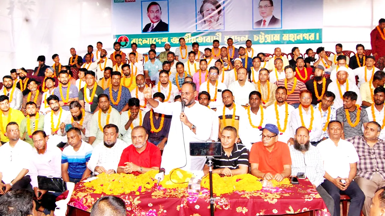 চট্টগ্রাম মহানগর যুবদলের সংবর্ধনা সভায় বক্তব্য রাখছেন কেন্দ্রীয় যুবদল সভাপতি সুলতান সালাউদ্দিন টুকু। ছবি : কালবেলা