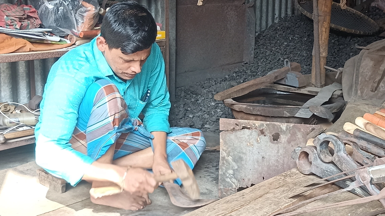 কুমিল্লার ব্রাহ্মণপাড়ার কামারপল্লীতে কাজ করছেন এক কর্মকার। ছবি : কালবেলা