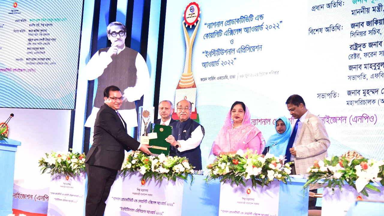 শিল্পমন্ত্রীর হাত থেকে ট্রফি ও সার্টিফিকেট গ্রহণ করেন বায়োফার্মার ব্যবস্থাপনা পরিচালক ডা. লকিয়ত উল্যাহ। ছবি : সংগৃহীত