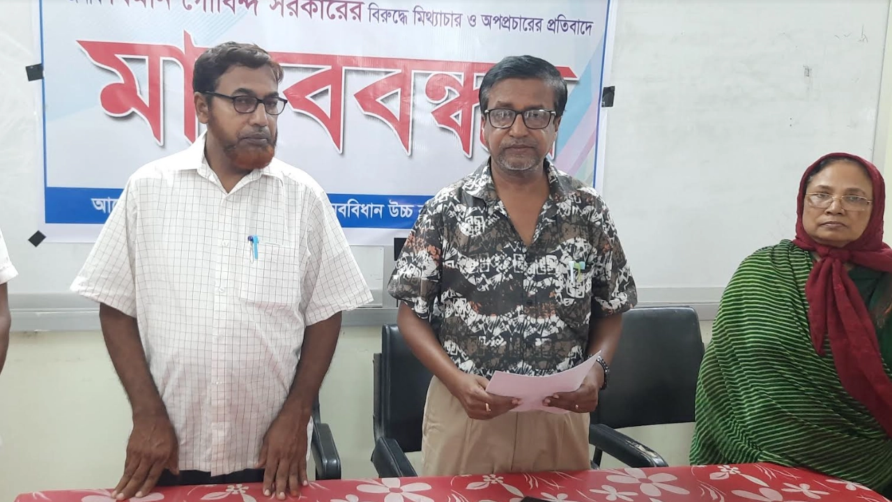 সংবাদ সম্মেলনে লিখিত বক্তব্য পাঠ করেন প্রধান শিক্ষক বিমান গোবিন্দ সরকার। ছবি : কালবেলা