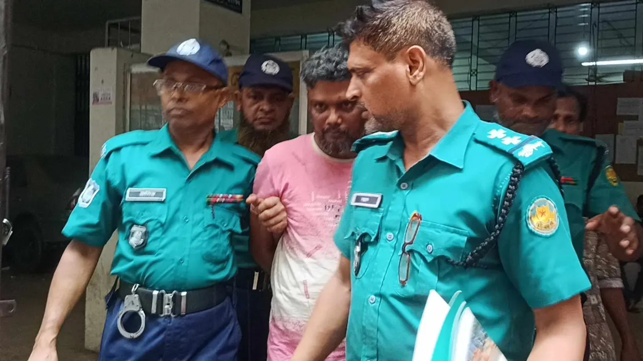 আদালতের শোনানি শেষে জিজ্ঞাসাবাদের জন্য নিয়ে যাওয়া হচ্ছে কনস্টেবল কাউসার আলীকে। ছবি : কালবেলা