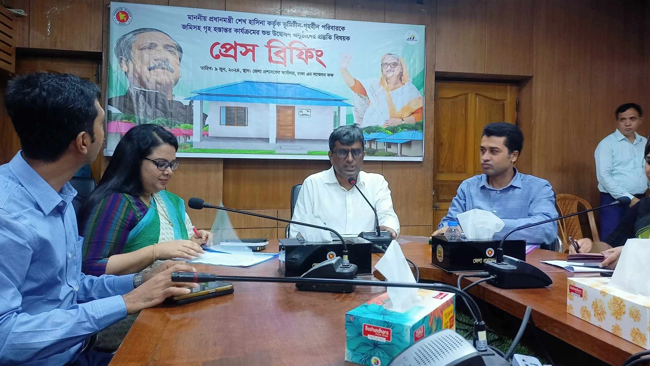 সংবাদ সম্মেলনে ঢাকা জেলা প্রশাসক আনিসুর রহমান। ছবি : কালবেলা