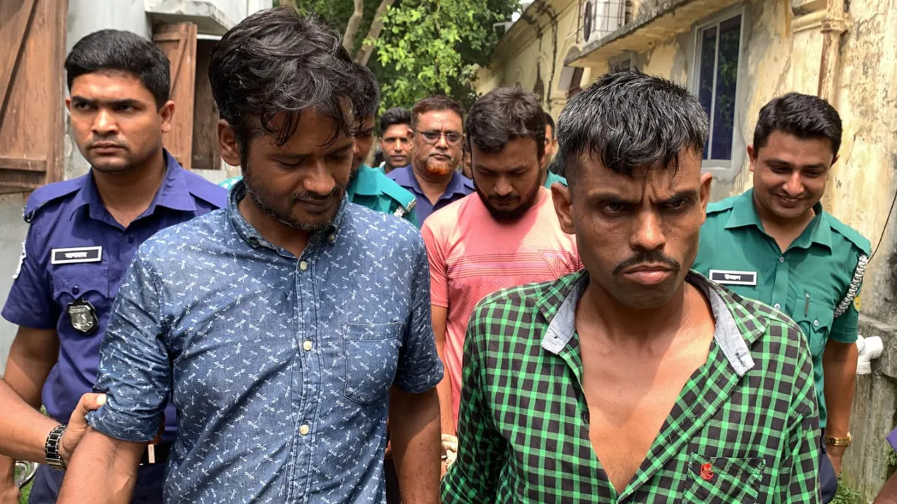 আদালতের নির্দেশে আসামিদের রাজশাহী কেন্দ্রীয় কারাগারে পাঠায় পুলিশ। ছবি  : কালবেলা
