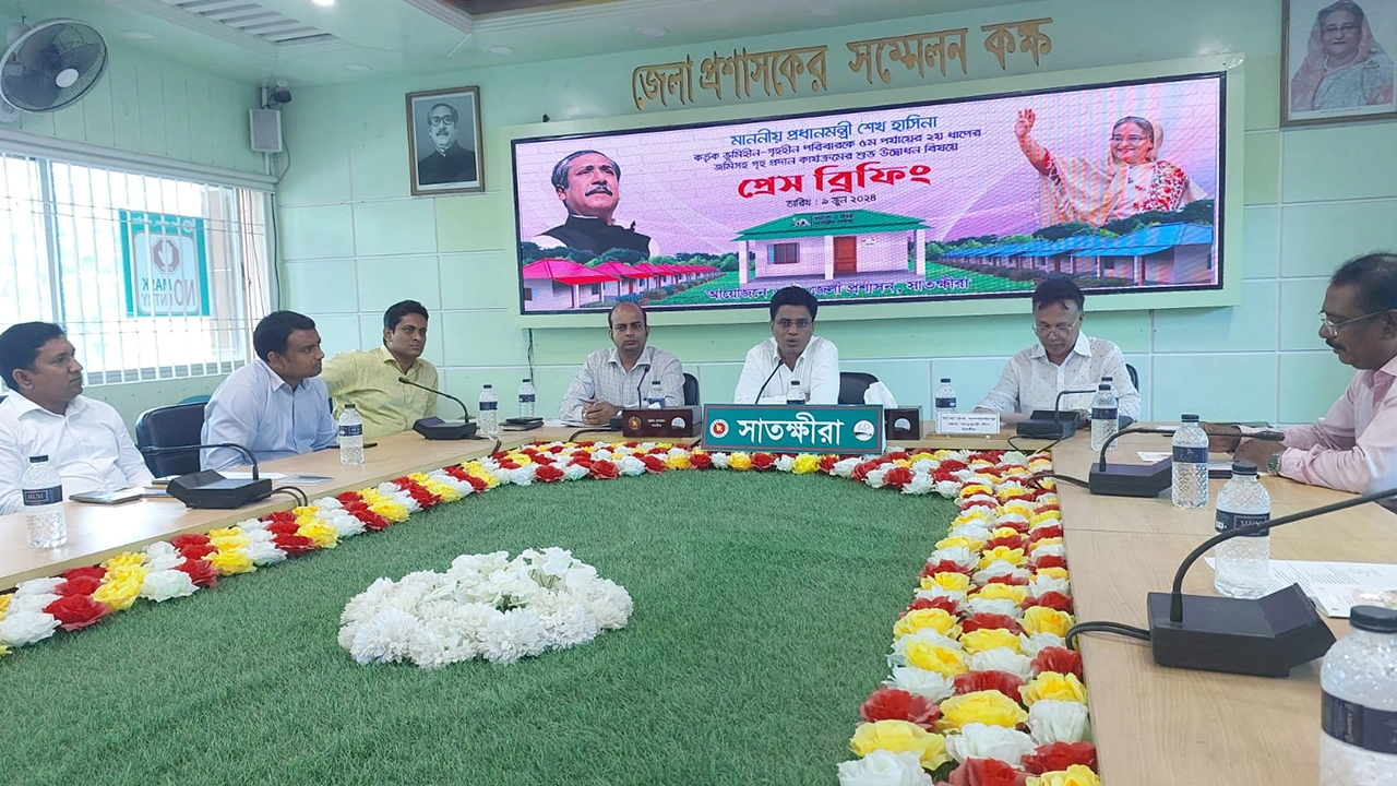 সাতক্ষীরা জেলা প্রশাসকের সম্মেলন কক্ষে কথা বলেন ডিসি মোহাম্মদ হুমায়ুন কবির। ছবি : কালবেলা