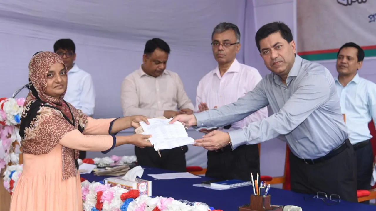 ঢাকা দক্ষিণ সিটি করপোরেশনের প্রধান কার্যালয় নগর ভবন প্রাঙ্গণে মীরনজিল্লা পরিচ্ছন্নতাকর্মী নিবাসের বাসা বরাদ্দপত্র ও চাবি হস্তান্তর করছেন মেয়র তাপস। ছবি : কালবেলা