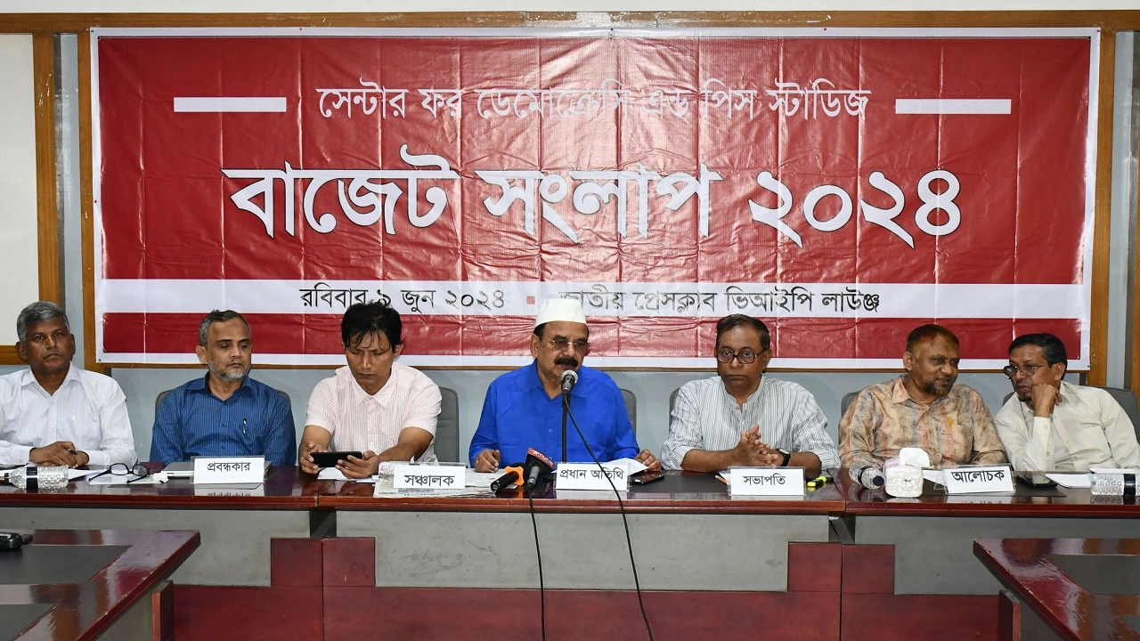 জাতীয় প্রেস ক্লাবে এক আলোচনা সভায় প্রধান অতিথি হিসেবে কথা বলেন বিএনপির স্থায়ী কমিটির সদস্য গয়েশ্বর চন্দ্র রায়। ছবি : কালবেলা 