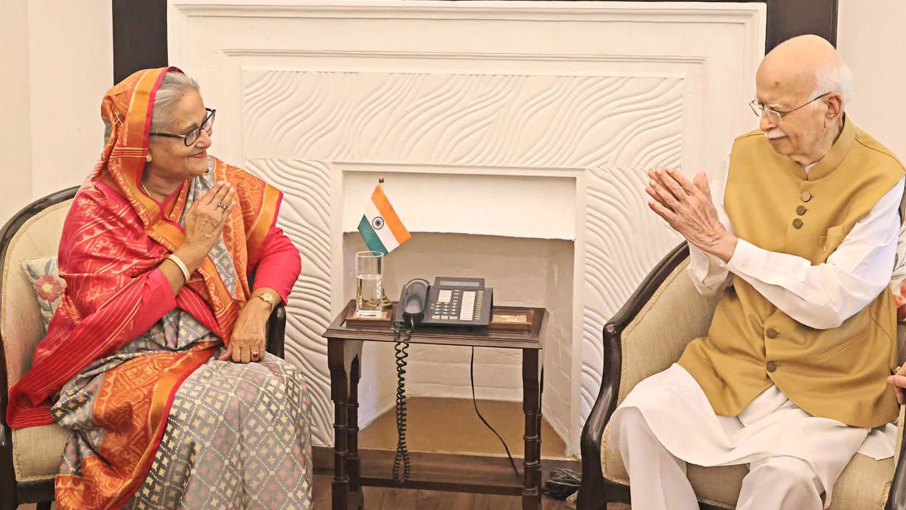 সিনিয়র বিজেপি নেতা লাল কৃষ্ণ আদভানির সঙ্গে শেখ হাসিনার সৌজন্য সাক্ষাৎ। ছবি : সংগৃহীত