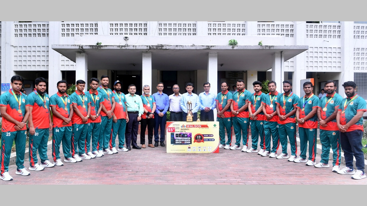 আন্তঃমন্ত্রণালয়-বিভাগ ক্রিকেট টুর্নামেন্ট-২০২৪ এ চ্যাম্পিয়ন মন্ত্রিপরিষদ বিভাগ। ছবি : কালবেলা