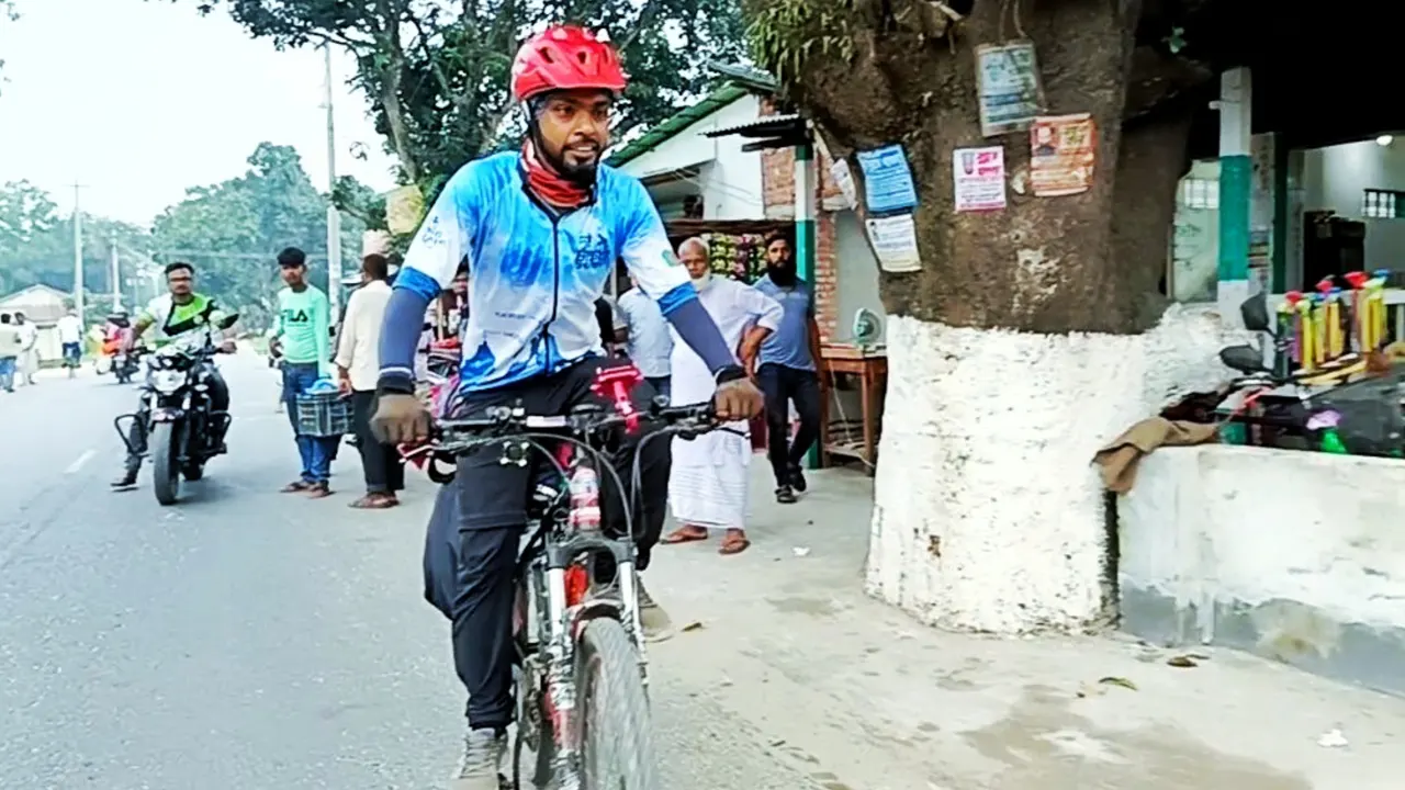 সাইকেলে চালিয়ে আত্মহত্যাকে না বলার বার্তা নিয়ে বাংলাদেশে ভারতীয় যুবক। ছবি : কালবেলা