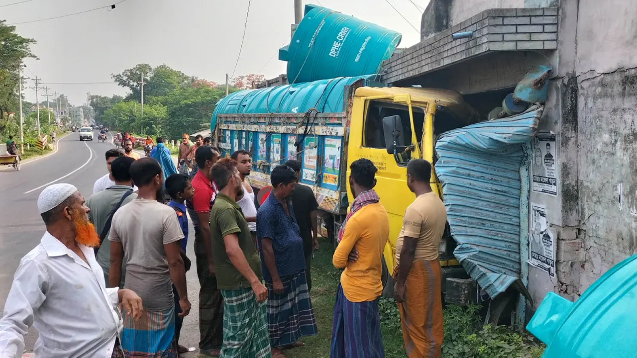 চালকের ঘুমভাব থাকায় পথচারীকে চাপা দিয়ে দোকানে ঢুকে গেল ট্রাক। ছবি : কালবেলা