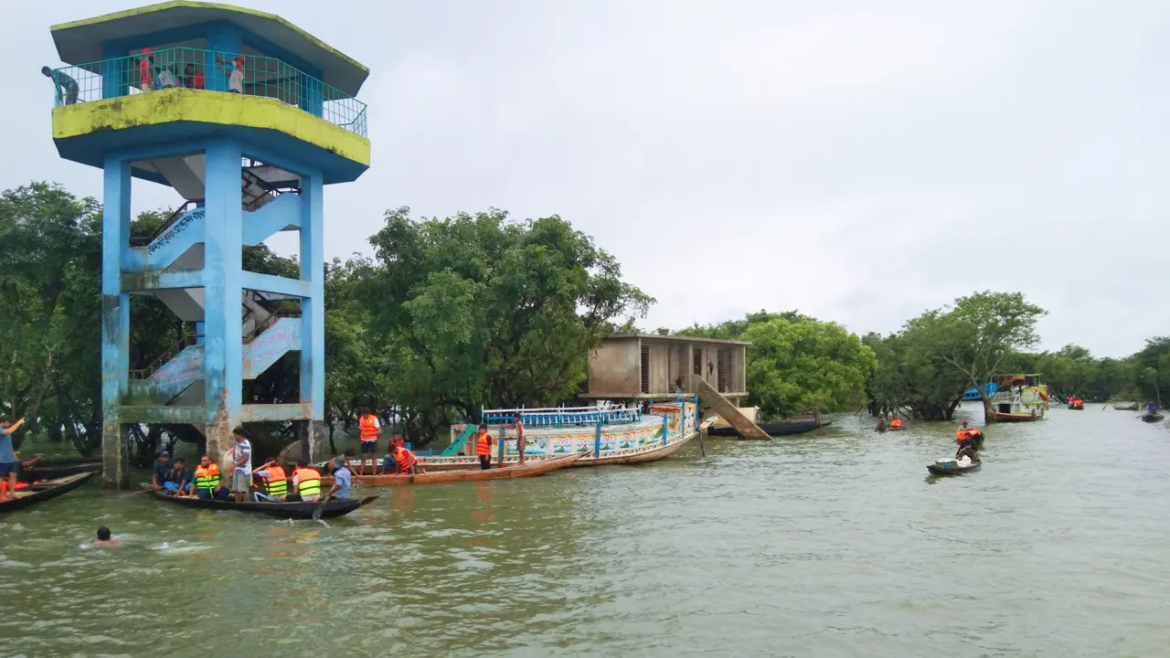 নৌকা ও হাউজবোটে চড়ে হাওরের সৌন্দর্য অবলোকন করেন পর্যটকরা। ছবি : কালবেলা
