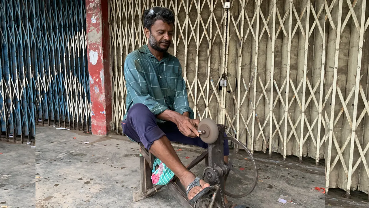 ছুরি শান দিচ্ছেন শান কারিগর মোহাম্মদ আলী। ছবি : কালবেলা