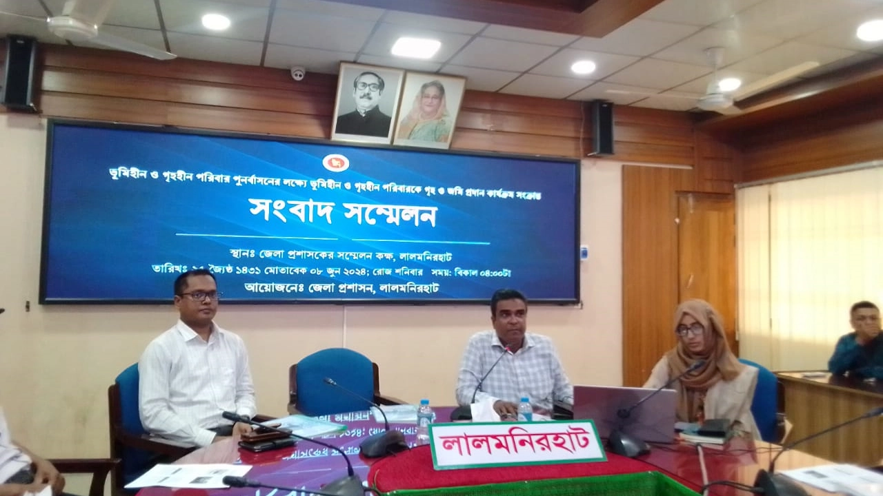 লালমনিরহাট জেলা প্রশাসন সম্মেলন কক্ষে সংবাদ সম্মেলন অনুষ্ঠিত হয়। ছবি : কালবেলা