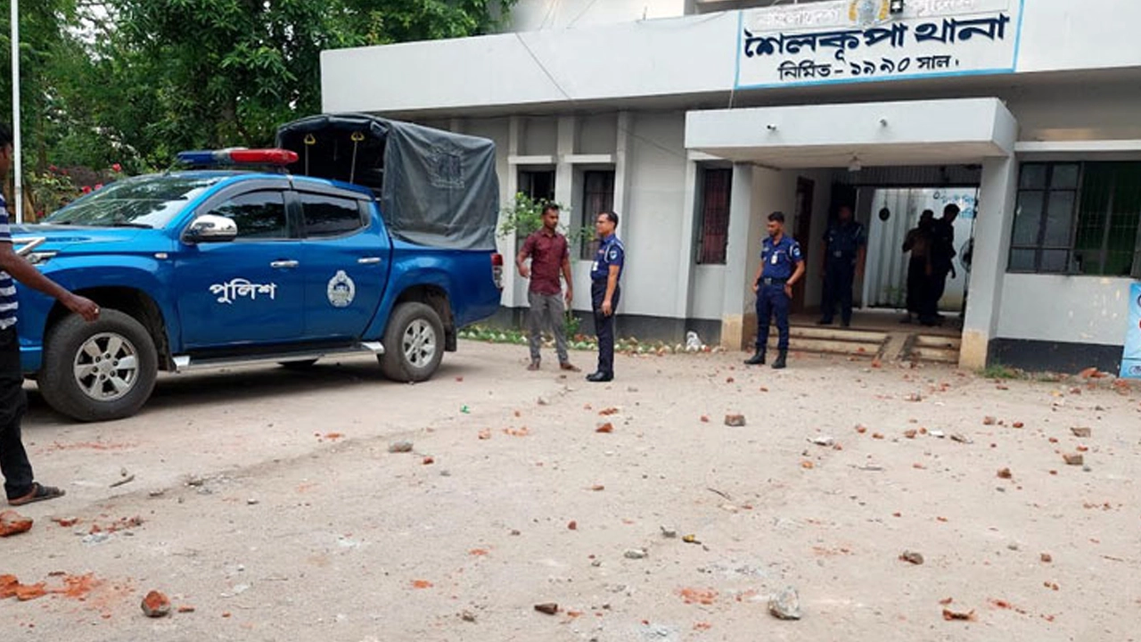 শৈলকুপা থানায় হামলা। ছবি : সংগৃহীত