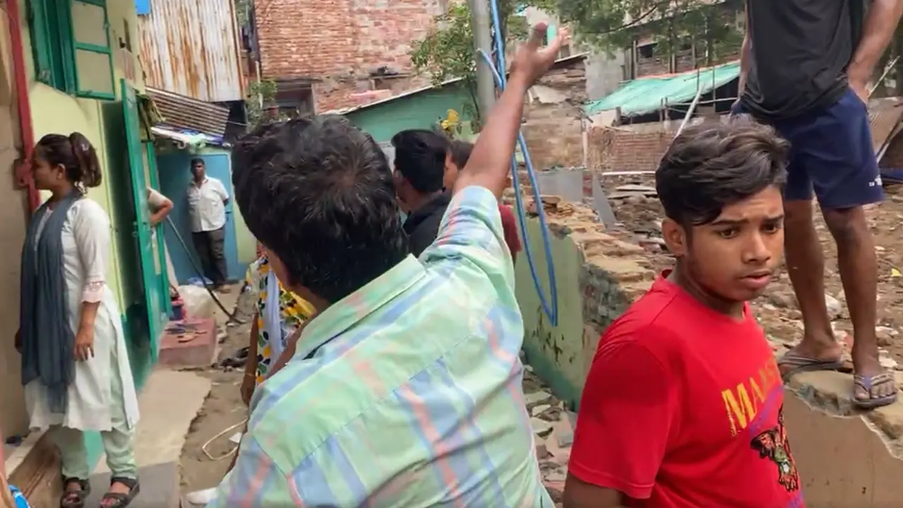 রাজধানীর বংশালে হরিজন সম্প্রদায়ের মিরনজিল্লা পল্লিতে উচ্ছেদ অভিযান শুরু করেছে দক্ষিণ সিটি করপোরেশন। ছবি : কালবেলা