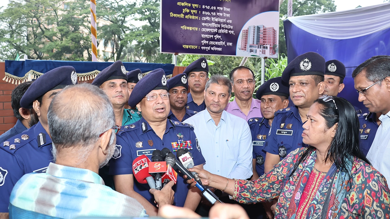 সিলেটে পুলিশ অফিসার্স মেসের ভিত্তিপ্রস্তর স্থাপনের উদ্বোধন শেষে কথা বলেন আইজিপি চৌধুরী আবদুল্লাহ আল-মামুন। ছবি : কালবেলা