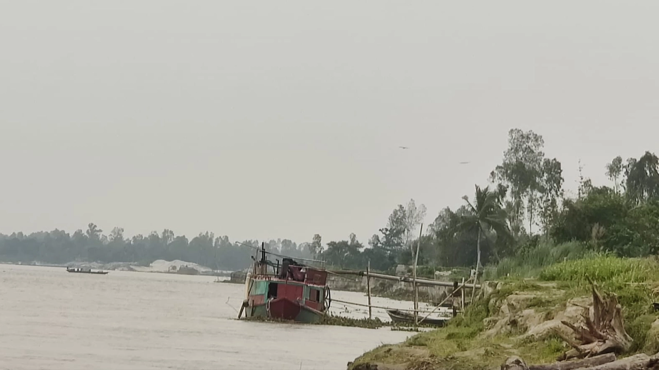 সিরাজগঞ্জের শাহজাদপুরের আড়কান্দি-ব্রাক্ষণগ্রামে যমুনা নদী থেকে অবৈধ ড্রেজার দিয়ে চলছে বালু উত্তোলন। ছবি : কালবেলা