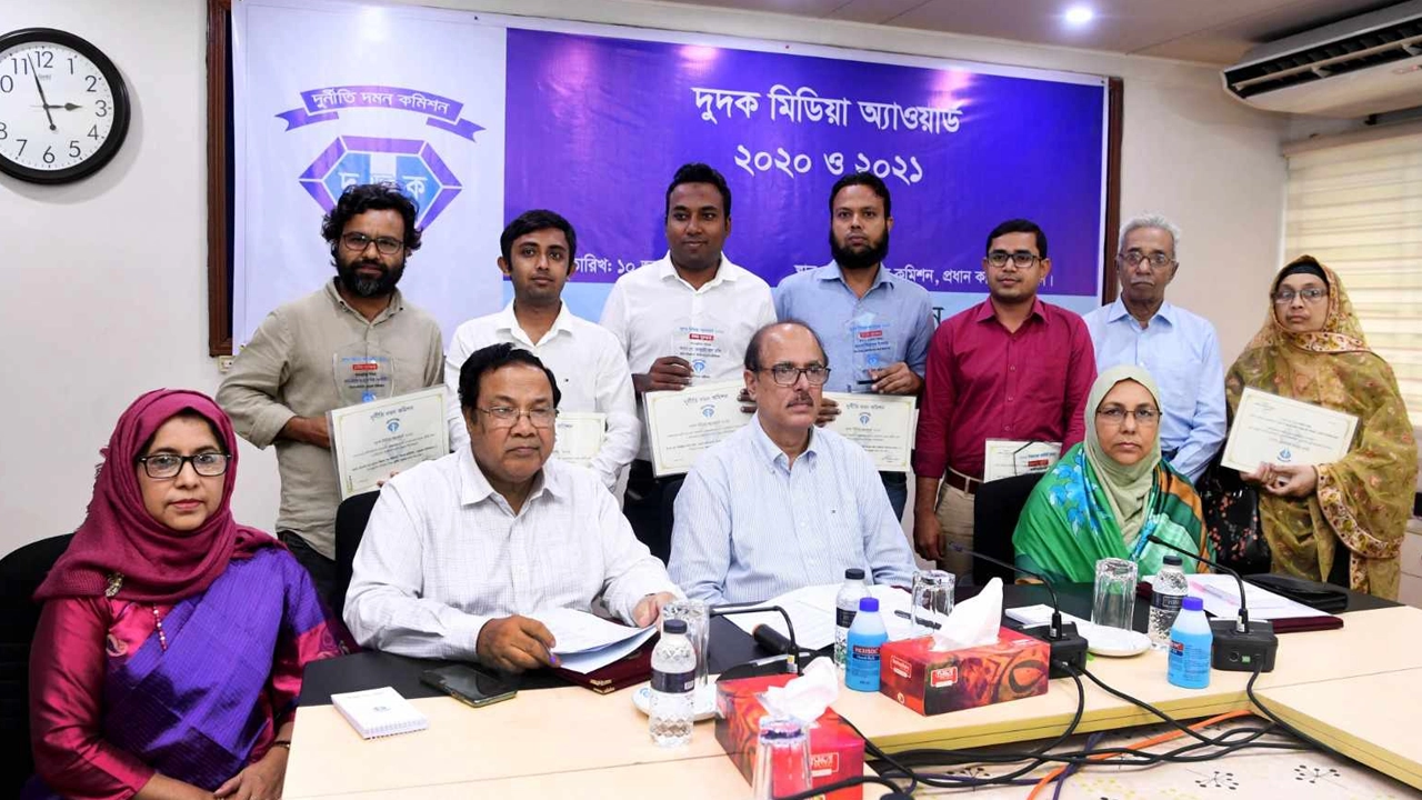 বিজয়ীদের হাতে পুরস্কার তুলে দেন দুদক চেয়ারম্যান মোহাম্মদ মঈনউদ্দীন আবদুল্লাহ। ছবি : কালবেলা