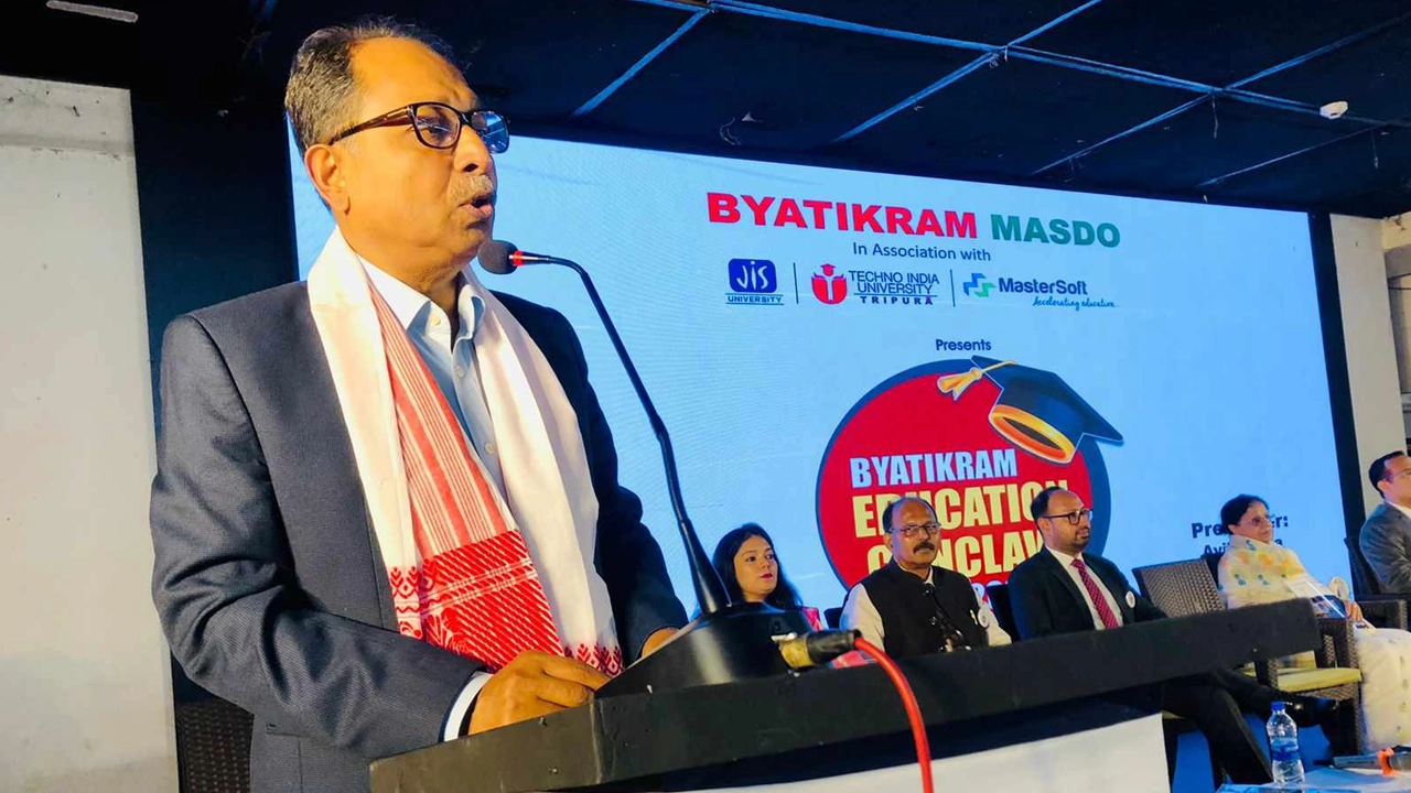 ‘ব্যতিক্রম শিক্ষা সম্মেলন-২০২৪’ এ প্রধান অতিথির বক্তব্য দেন পল্লী উন্নয়ন ও সমবায় প্রতিমন্ত্রী মো. আব্দুল ওয়াদুদ। ছবি : কালবেলা