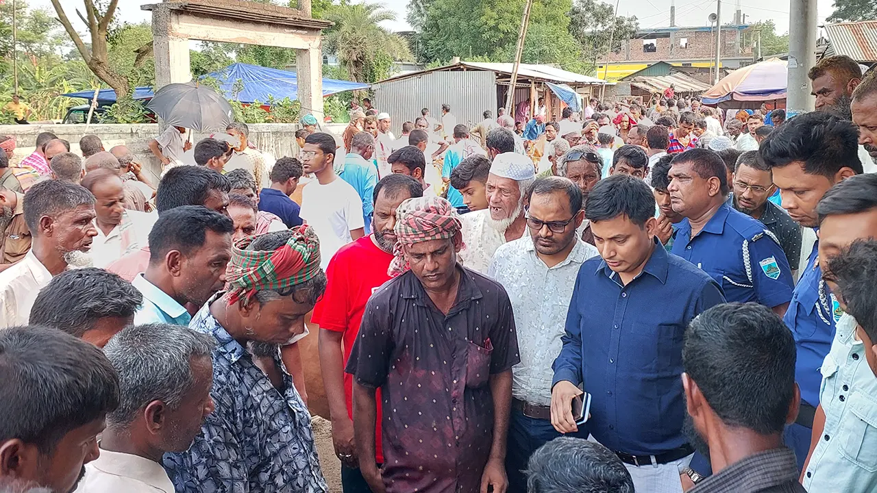 কোরবানির পশুহাট পরিদর্শন করেন এসিল্যান্ড ও নির্বাহী ম্যাজিস্ট্রেট রুপম দাস। ছবি : কালবেলা