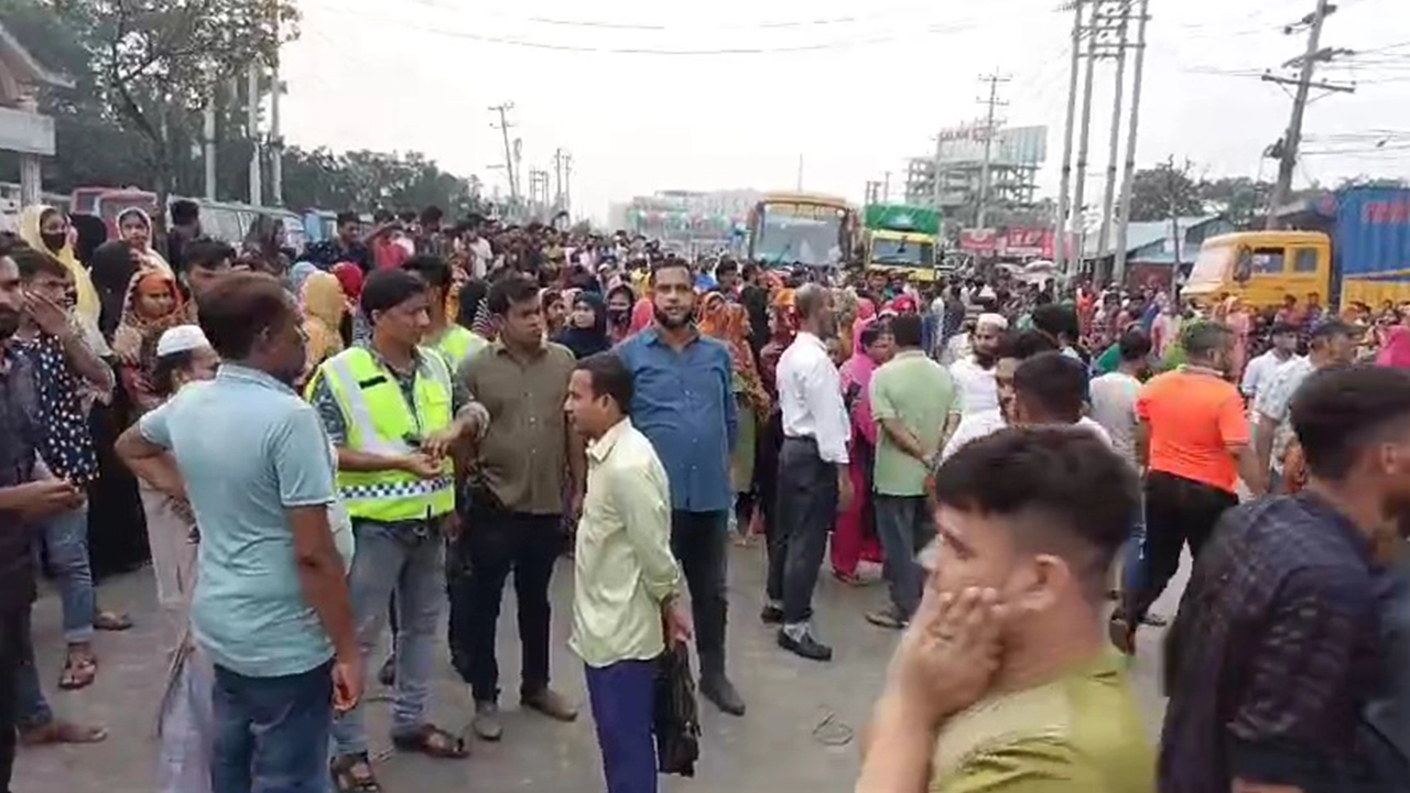 নারায়ণগঞ্জে শ্রমিক বিক্ষোভ ও ঢাকা-চট্টগ্রাম মহাসড়ক অবরোধ। ছবি : কালবেলা