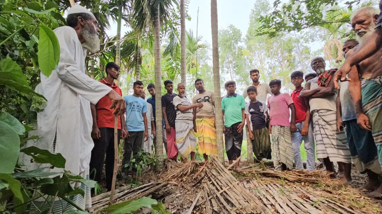 পাবনায় কবরস্থান থেকে কঙ্কাল চুরি। ছবি : কালবেলা